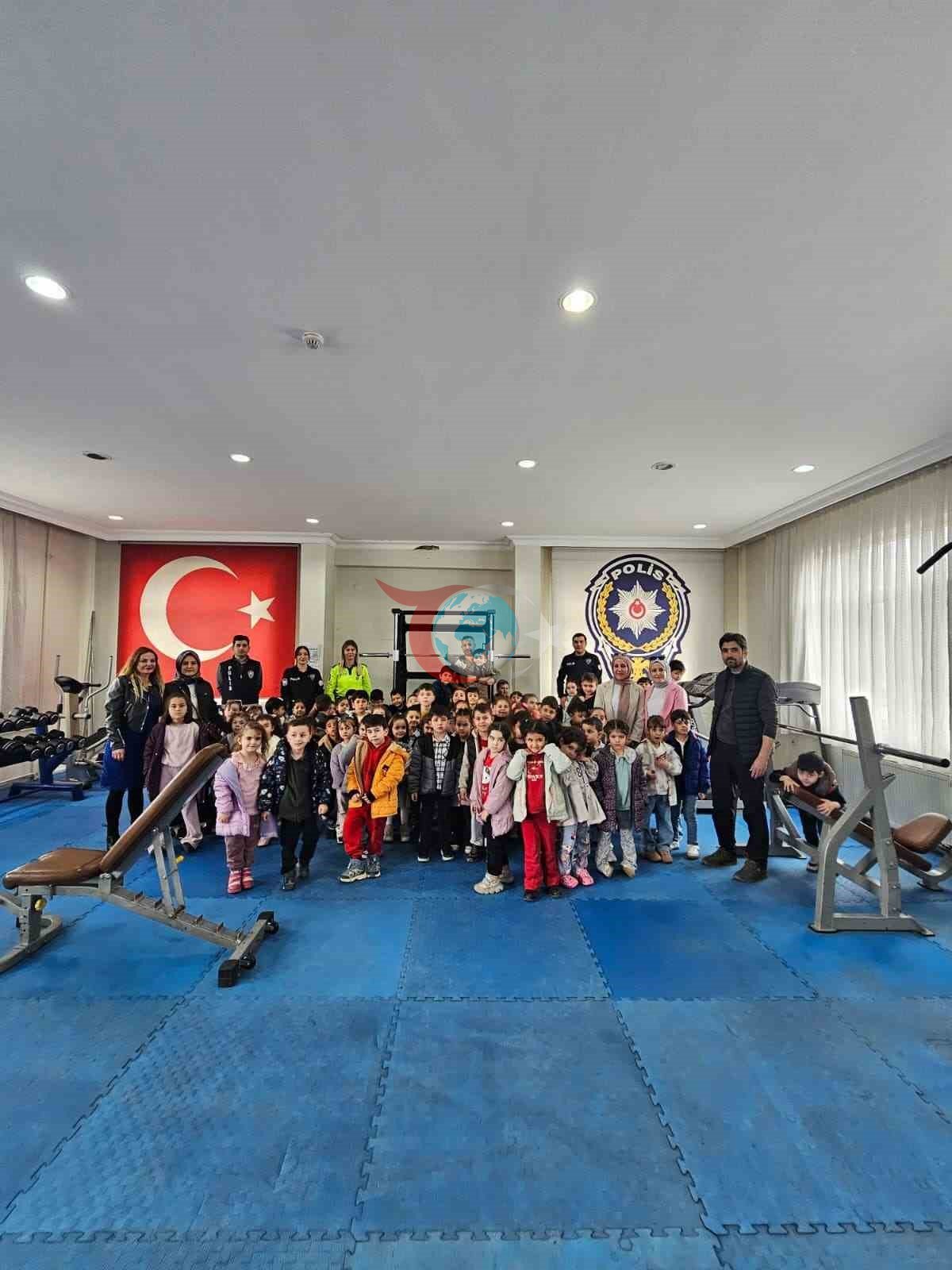 Minik öğrenciler, polisliği öğrendi