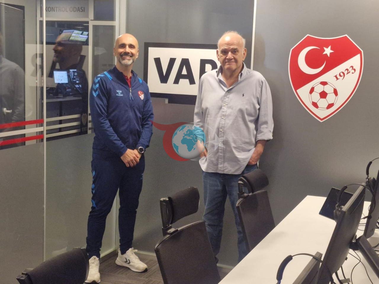 Ahmet Çakar, VAR Direktörü Joao Capela ile TFF VAR Merkezi'ni inceledi.