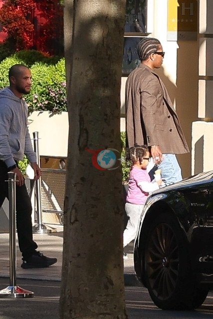 Rihanna kızıyla ilk kez dışarıda görüntülendi - Resim : 2