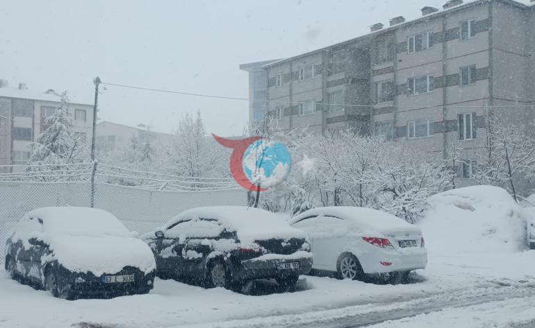 Kentte lapa lapa kar şaşkınlığı 2 gündür yağıyor... 84 yerleşim yeri ulaşıma kapandı