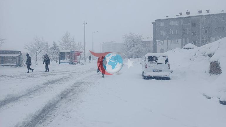 Kentte lapa lapa kar şaşkınlığı 2 gündür yağıyor... 84 yerleşim yeri ulaşıma kapandı
