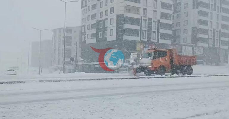 Kentte lapa lapa kar şaşkınlığı 2 gündür yağıyor... 84 yerleşim yeri ulaşıma kapandı