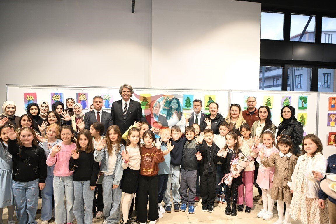 Kartepe’de minik ressamların eserleri Sanat Evi’nde sergileniyor