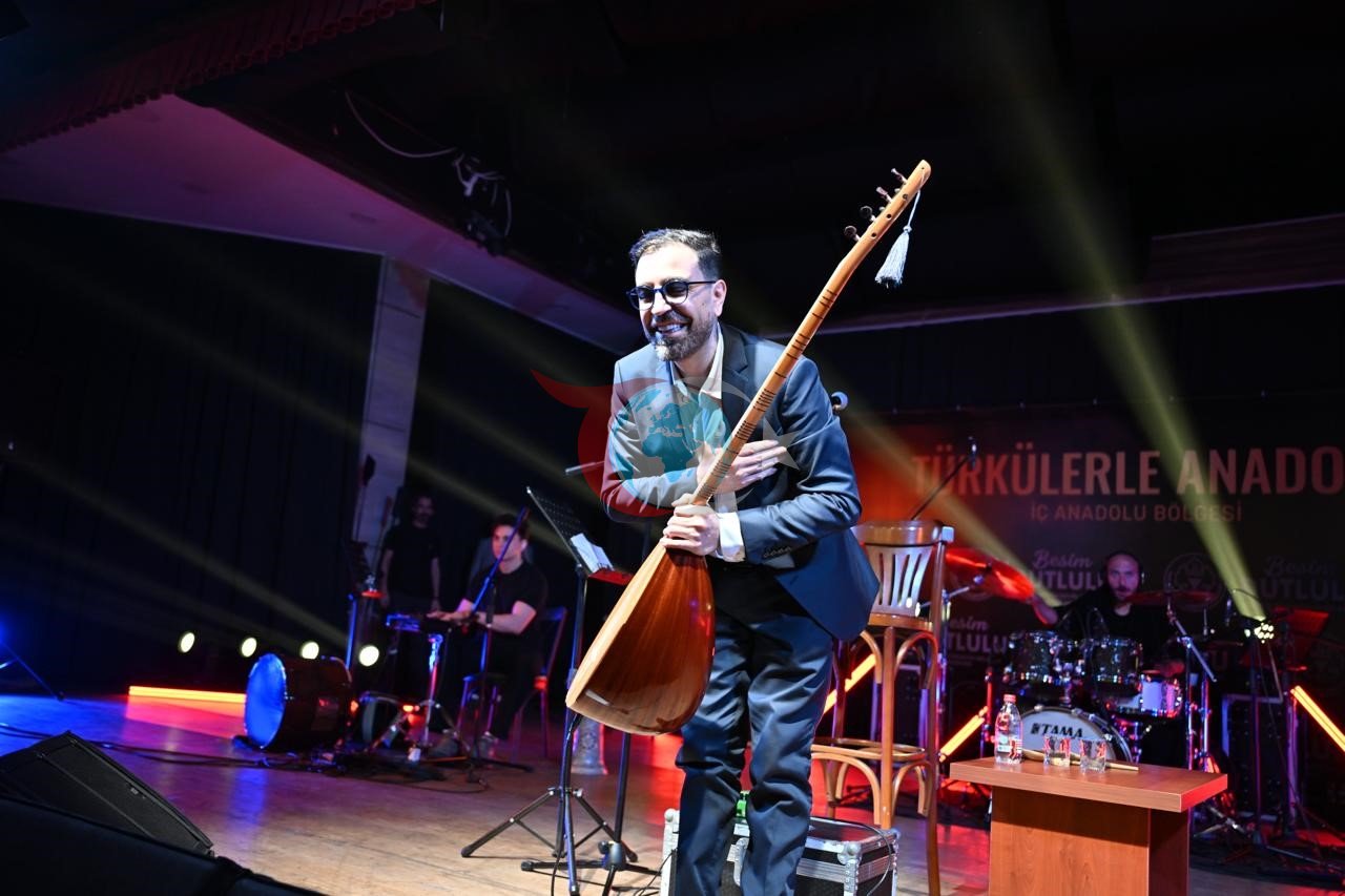 Manisa&rsquo;da İsmail Altunsaray ile türkü dolu gece
