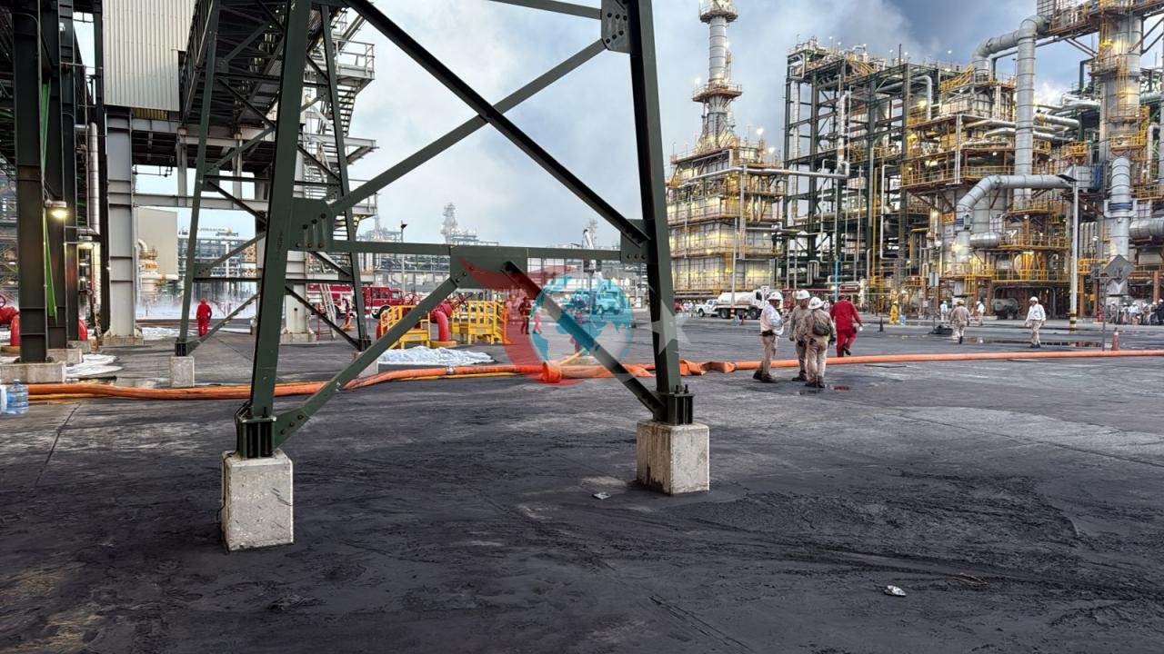 Meksika'daki Rafineride Çıkan Yangın Korkuttu