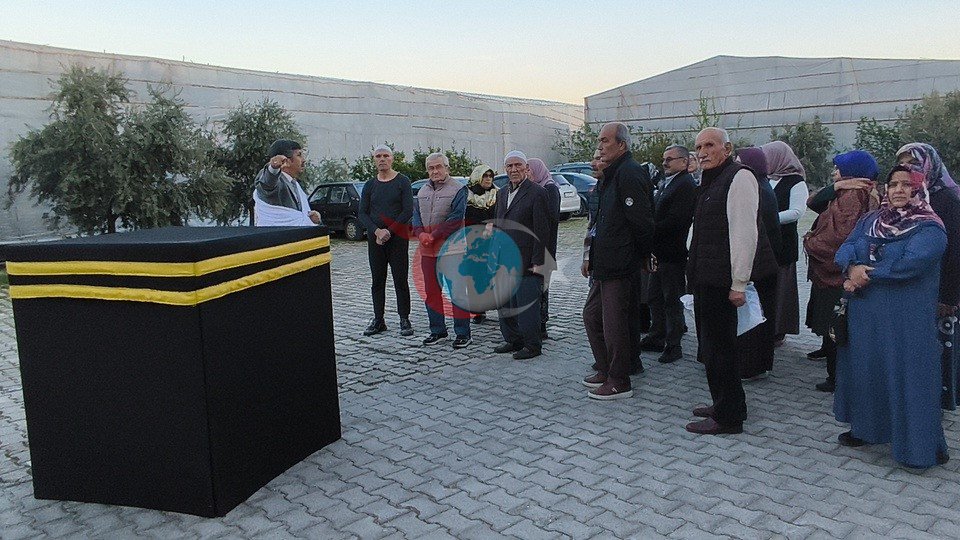 Anamur’da hacı adaylarına Kabe maketiyle uygulamalı eğitim