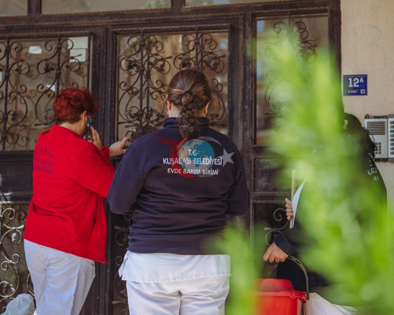 Kuşadası Belediyesi Evde Bakım Birimi ihtiyaç sahibi vatandaşların yanında
