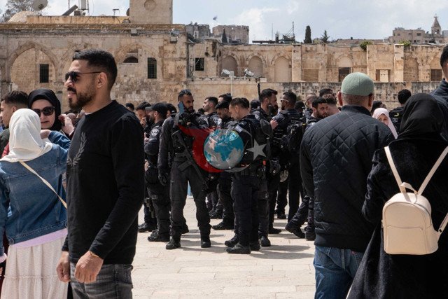 'Savaş' bahanesiyle kapatılmıştı! Mescid-i Aksa’da haftalar sonra ilk cuma namazı - Resim: 1