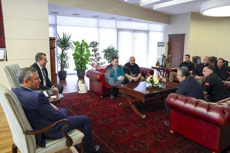 Özgür Özel, CHP Genel Merkezinde görevli polislerin gününü kutladı