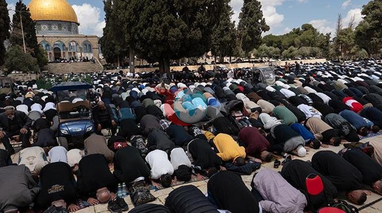 41 gün kapalı tutulan Mescid-i Aksada ilk cuma namazı On binlerce Müslüman akın etti