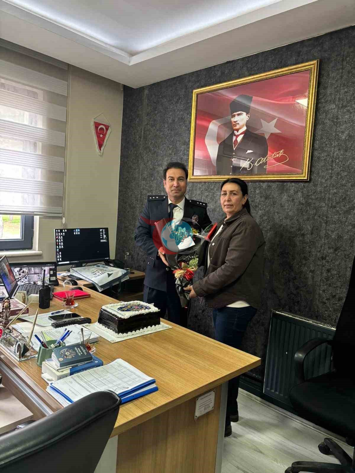 Mahalle sakinlerinden polislere sürpriz kutlama