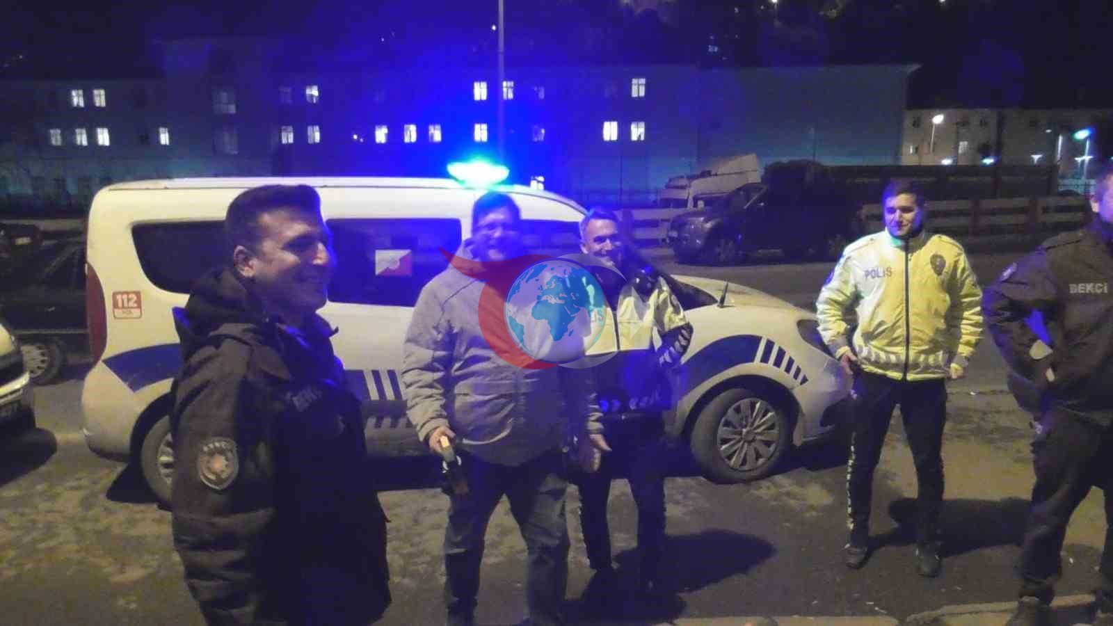 Polisi karşılarında görünce önce rol icabı kavga ettiler sonra pasta kestiler