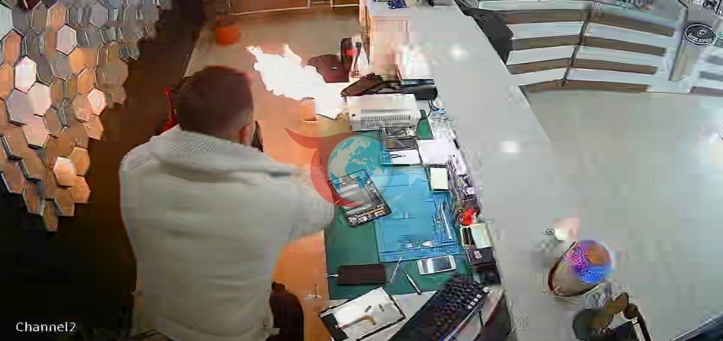 Şişen telefon bataryası bomba gibi patladı