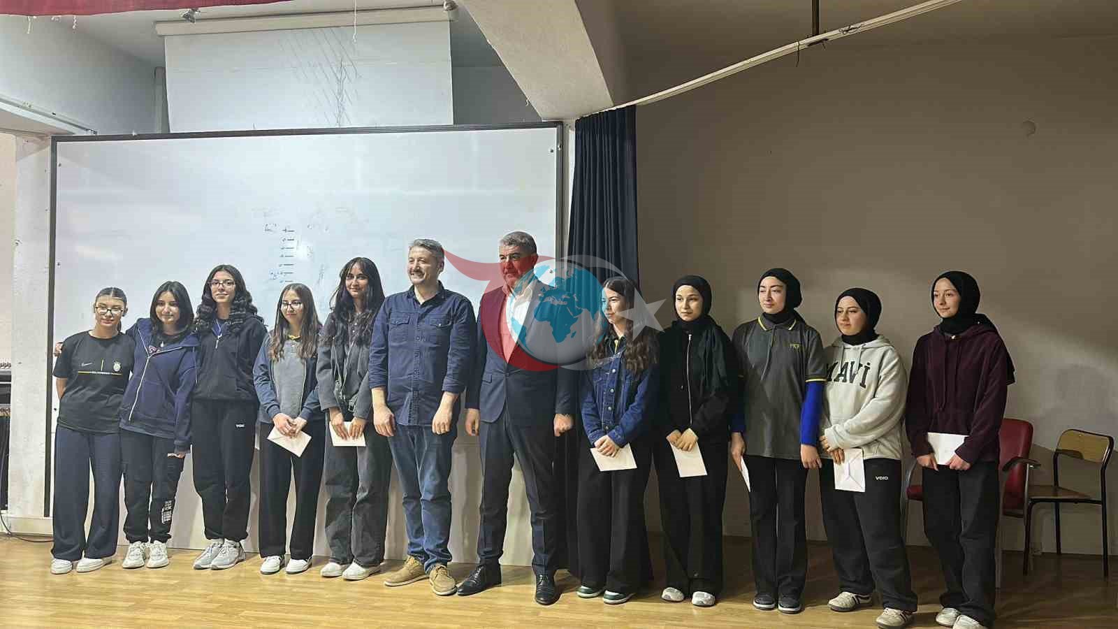 &rsquo;Namaz Ağacı&rsquo; yarışmasında dereceye giren fen liseli gençlere ödülleri verildi