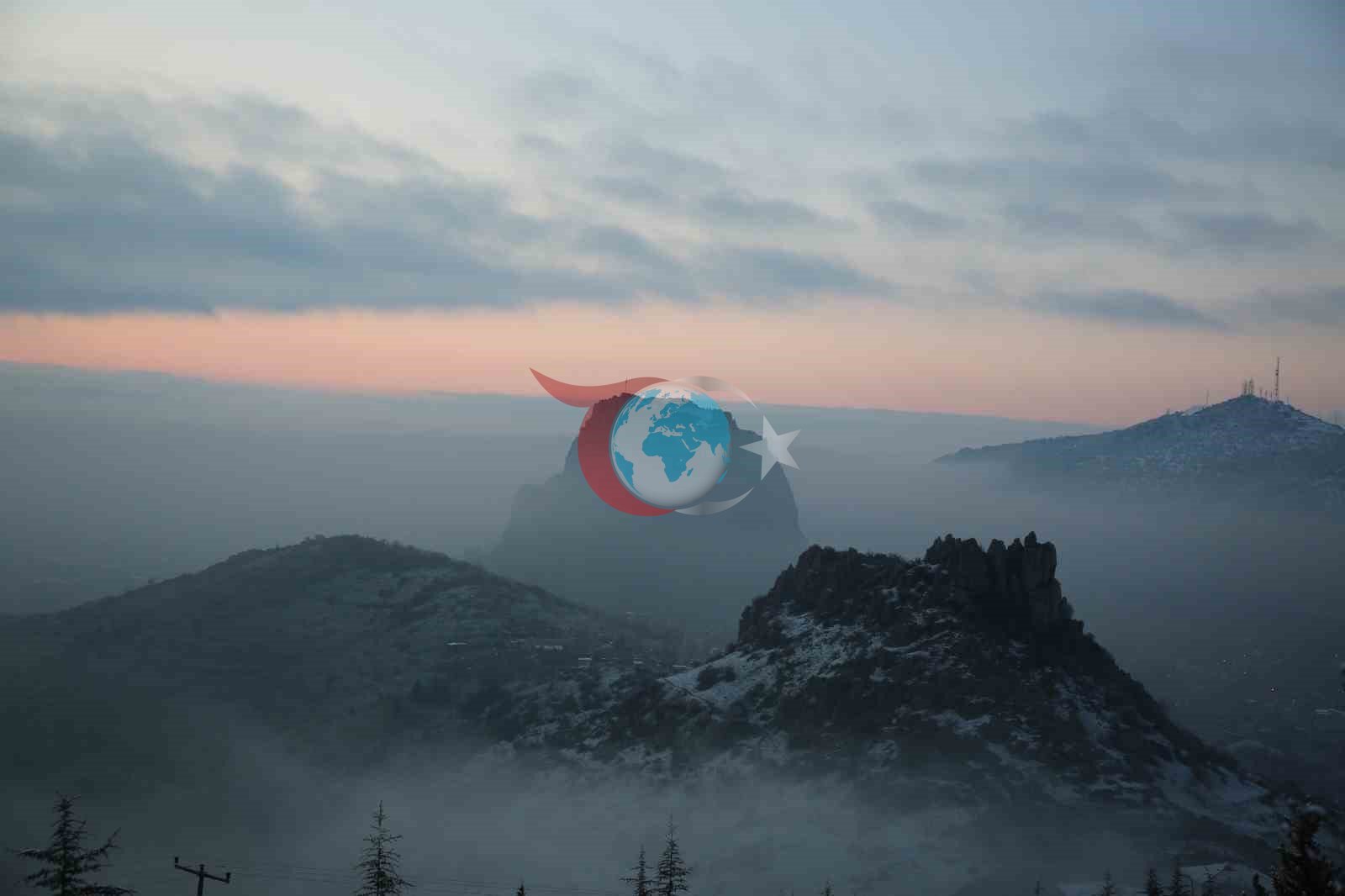 Gün doğumunda sis altında kalan kale kendisine hayran bıraktı