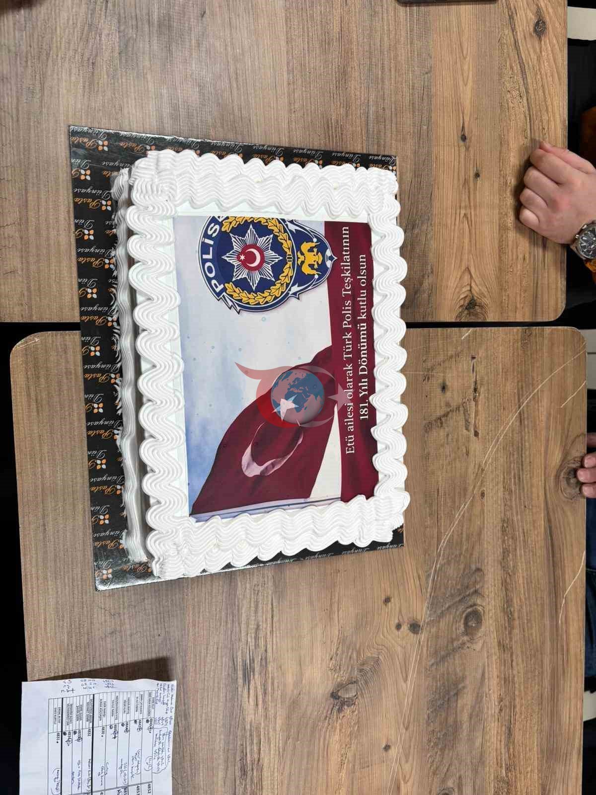 ETÜ’lü gençlerden polislere anlamlı sürpriz