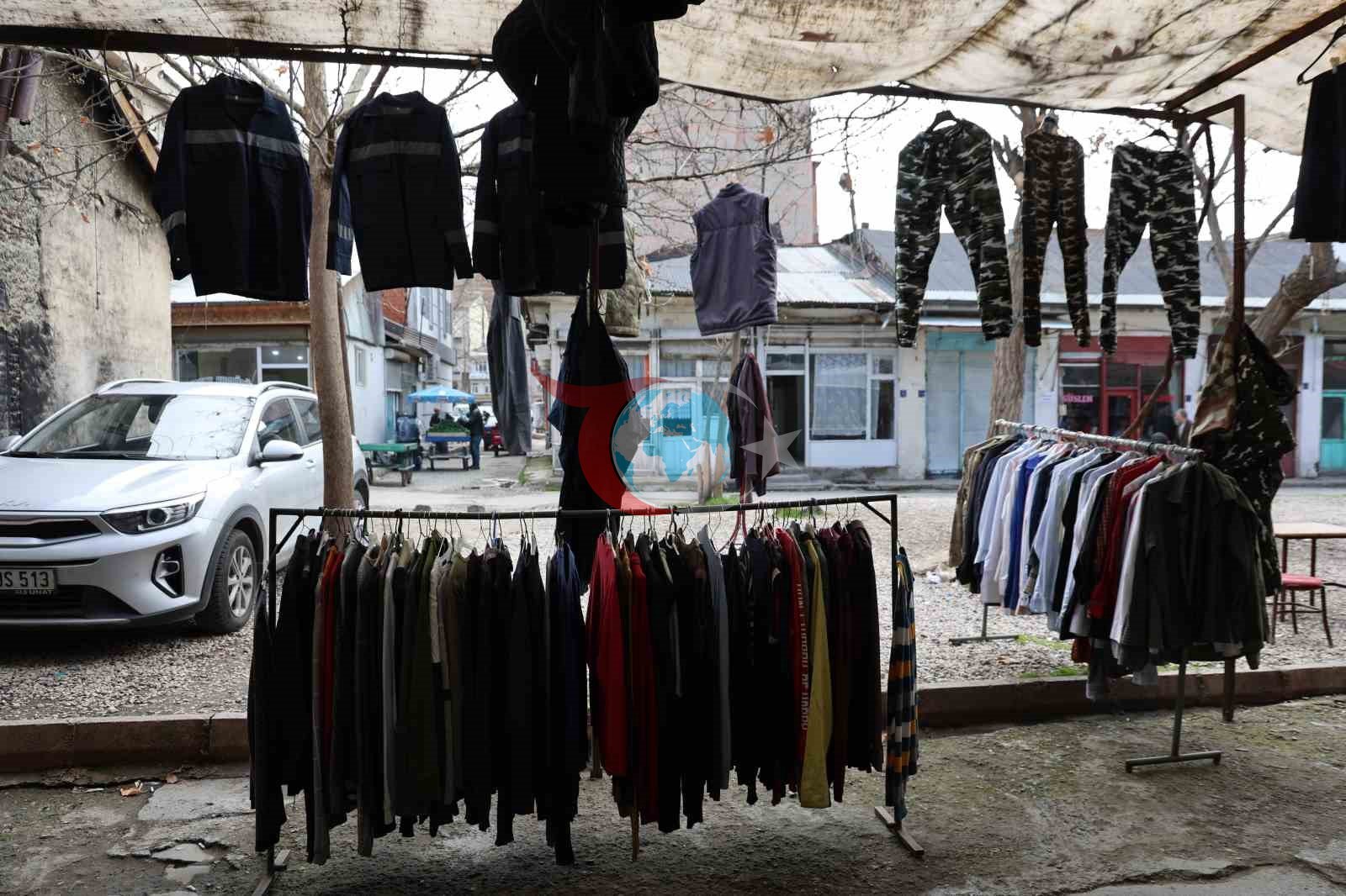Bahçe sezonun başlamasıyla, ikinci el kıyafete talep arttı
