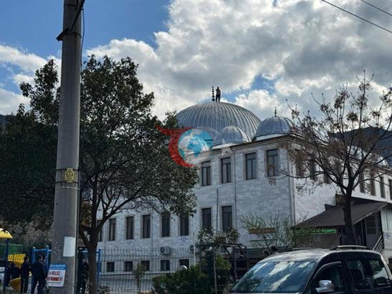 Denizli’de cami çatısında intihar girişimi 2 saatlik ikna sonrası yaşananlar şaşkına çevirdi
