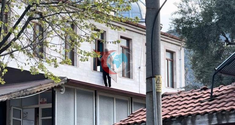 Denizli’de cami çatısında intihar girişimi 2 saatlik ikna sonrası yaşananlar şaşkına çevirdi