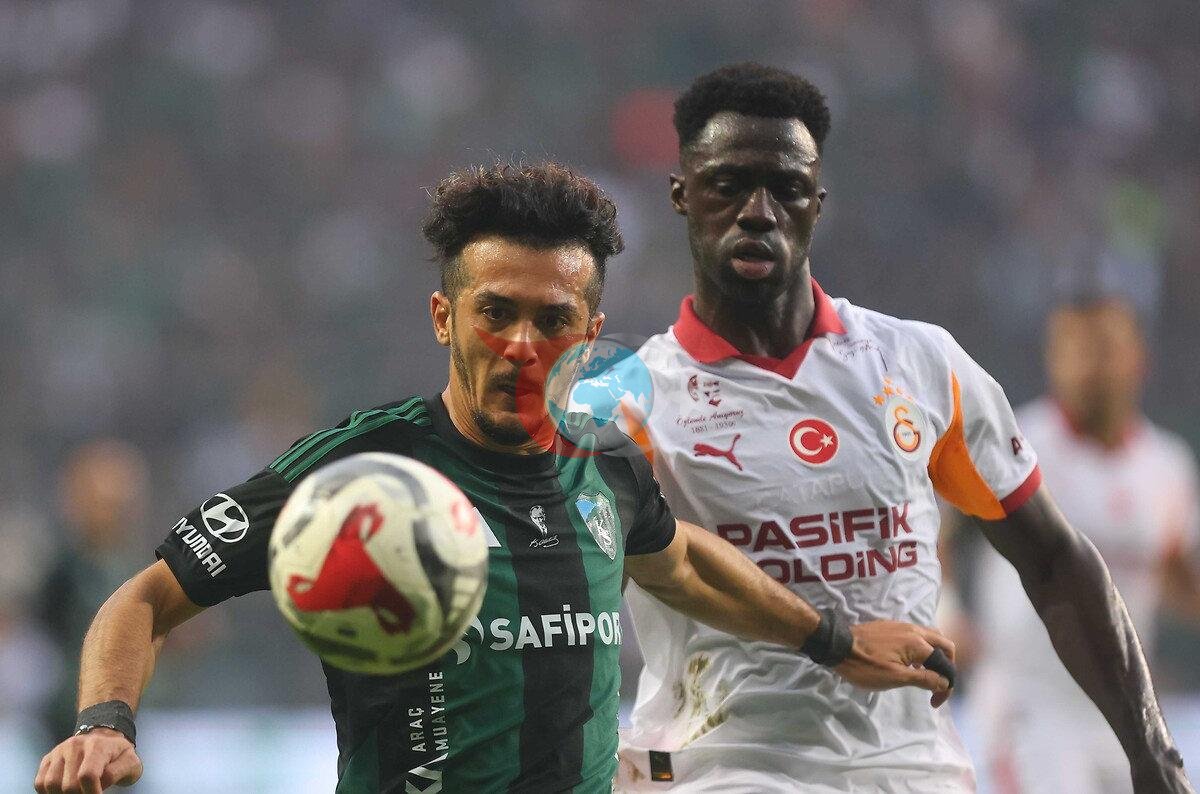 Süper Lig'de sezonun ilk yarısında Kocaeli'de oynanan Kocaelispor-Galatasaray maçından bir kare