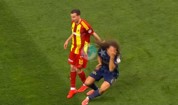 Fenerbahçe'nin kırmızı kart beklediği pozisyon için eski hakemler yorumladı - Resim: 0