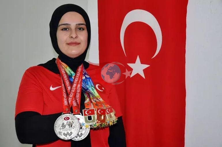 Muşlu Funda Maral, bilek güreşinde Türkiye üçüncüsü oldu