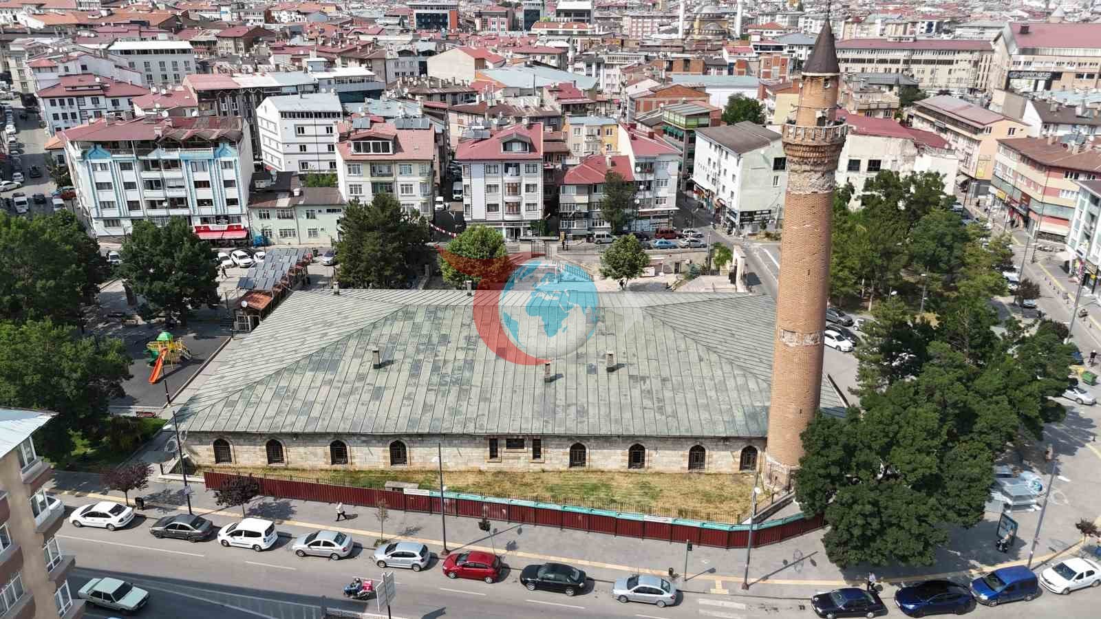 833 yฤฑllฤฑk tarihi caminin restorasyonu titizlikle devam ediyor