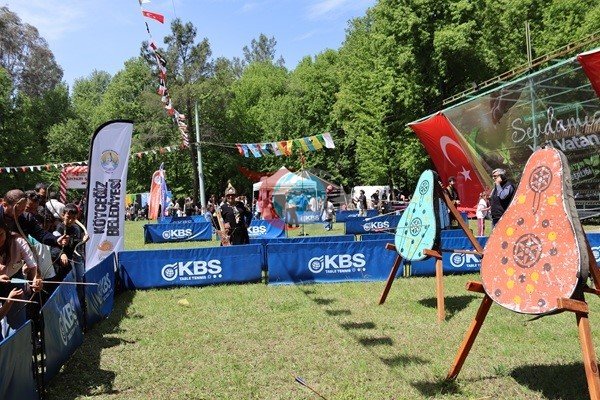 Köyceğiz&rsquo;de gönüllü eğitmen, geleneksel okçuluğu halka sevdiriyor