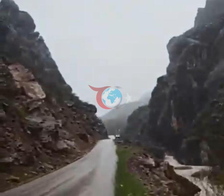 Dağdan kopan dev kaya yolu kapattı Sürücüler mahsur kaldı