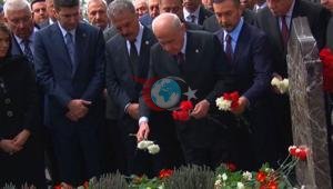 MHP lideri Bahçeliden Türkeşin kabrine ziyaret etti