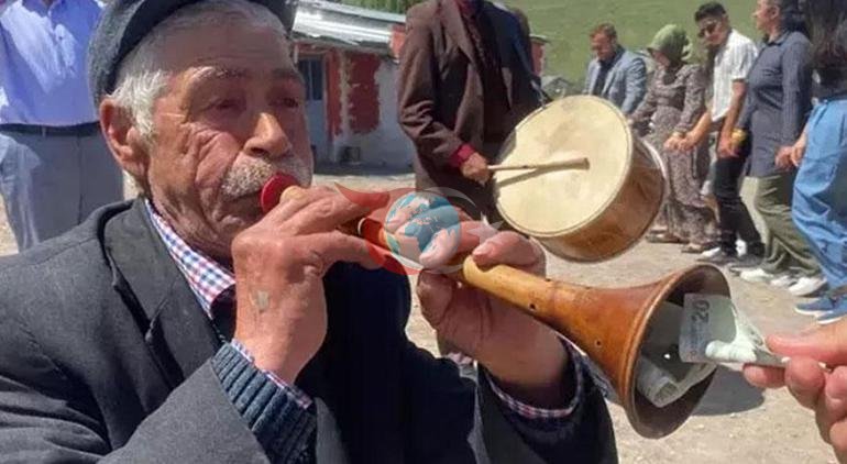 Kolunda serum elinde zurna Acil serviste ilginç görüntü: Acımı hafifletiyor