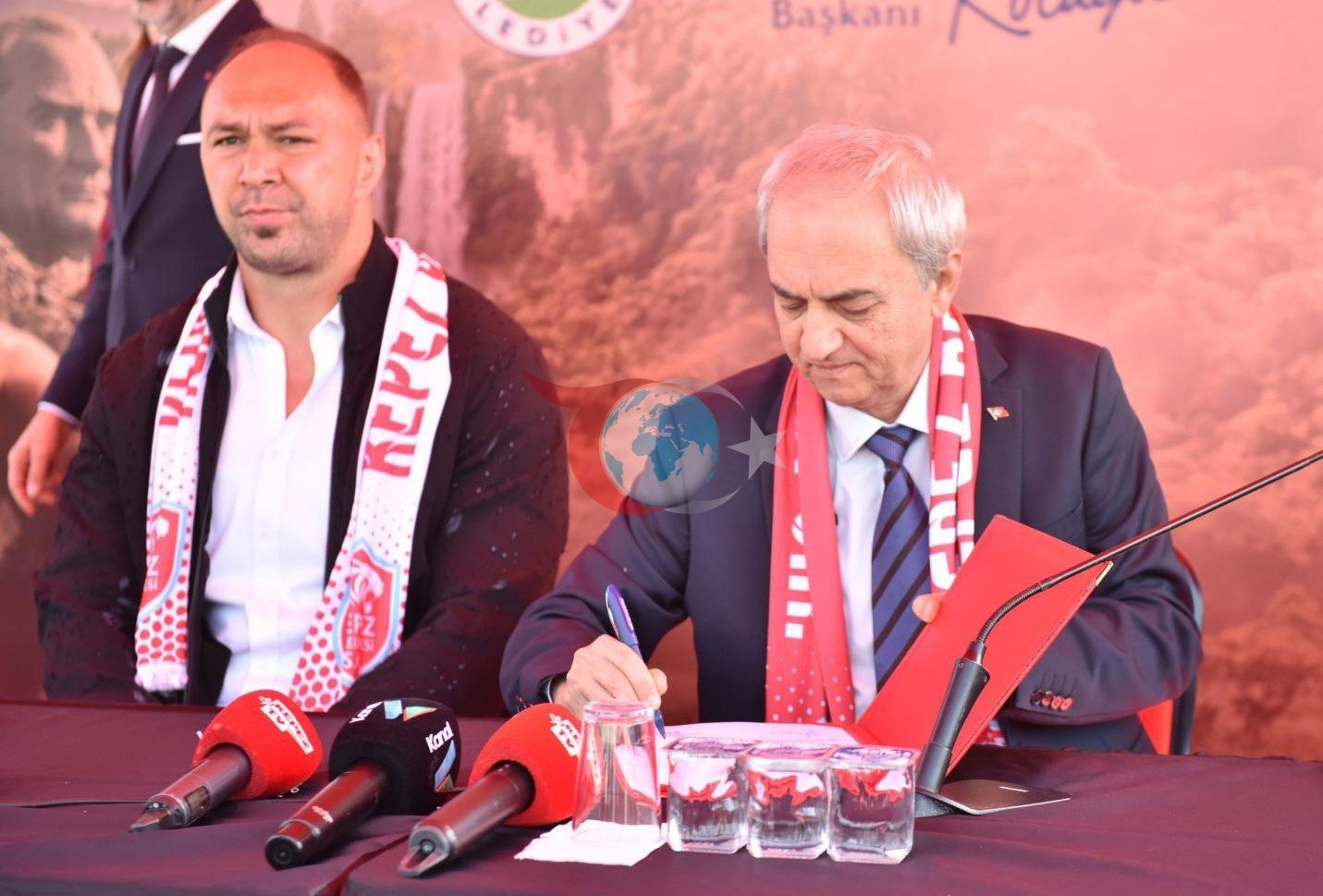 Yağlı güreşlerin efsane ismi Ali Gürbüz&rsquo;e coşkulu karşılama
