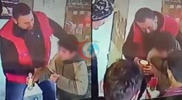 Fark ettiği an çocuğa yapıştı! Marketçinin tek hamlesi ile hayata döndü