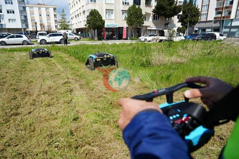Parkta gören şaşırdı Samsun 2 robot göreve başladı: 6 kişilik işi tek başına yapıyorlar