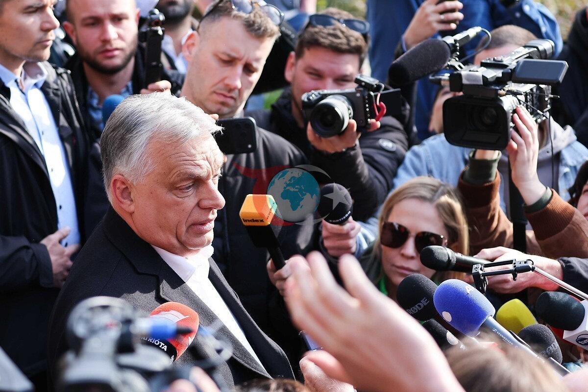 Viktor Orban seçim günü basın mensuplarının sorularını yanıtlarken.