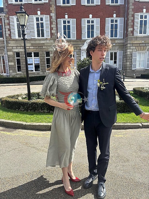 İnci Türkay ile Ali Eroğlu'ndan anne-oğul pozları