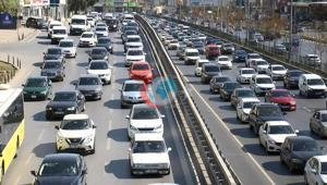 İstanbul yine haftaya trafikle başladı: Yoğunluk yüzde 72ye ulaştı