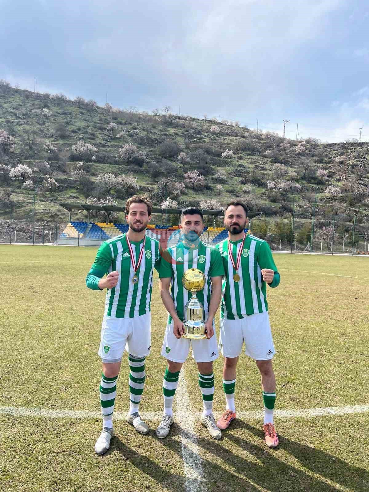 Şampiyon Kayseri Şekerspor kupasını aldı
