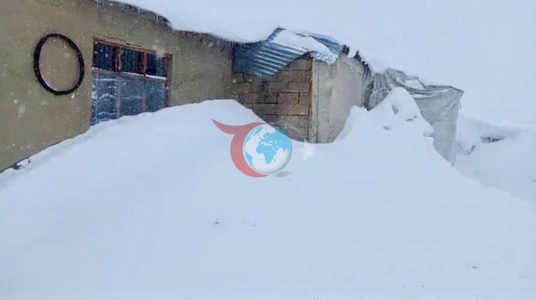 Nisan ayında insan boyu kar Kentte şaşkına çeviren manzara