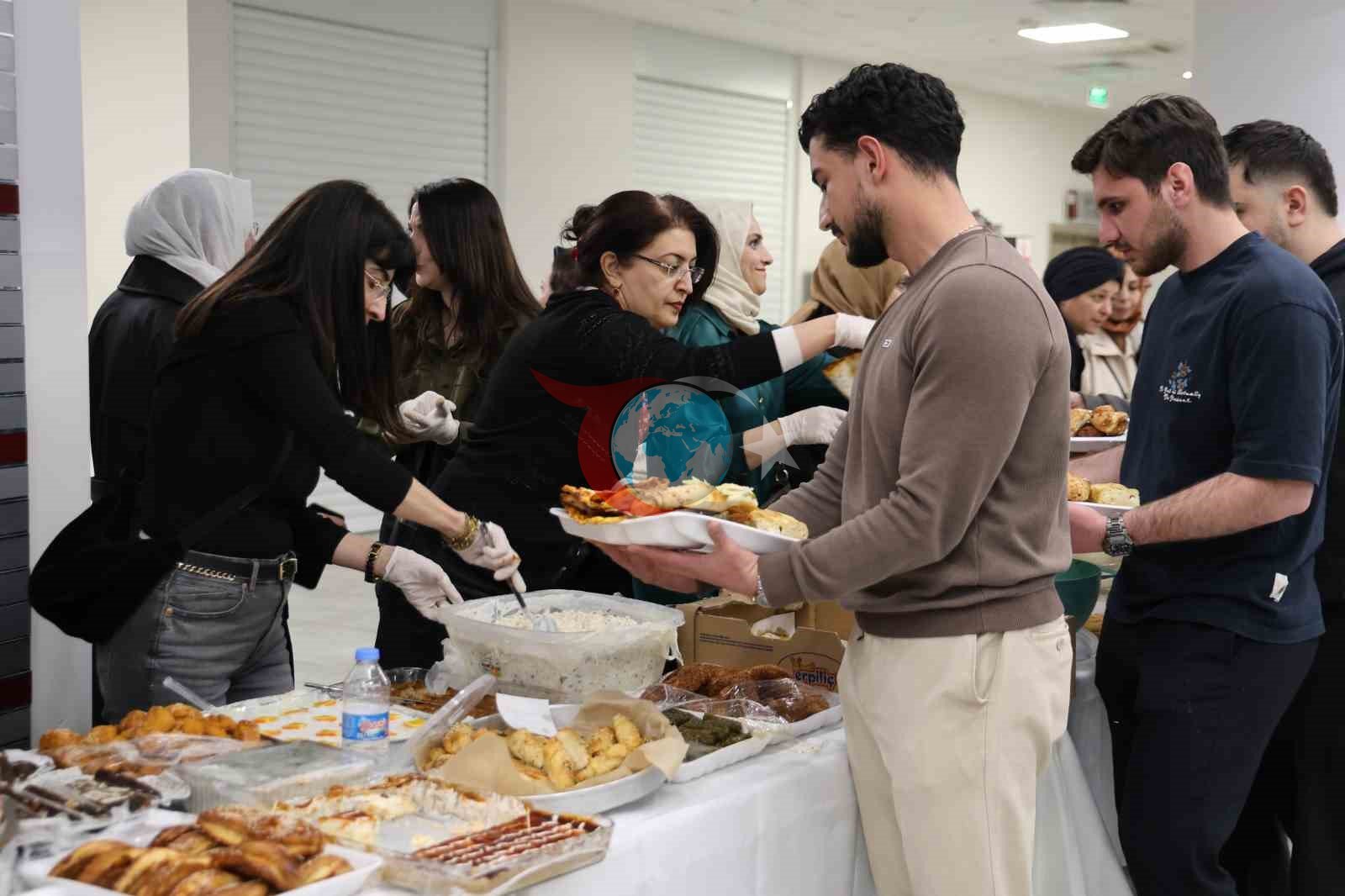 Fırat Üniversitesi&rsquo;nde sınav öncesi öğrencilere 150 çeşit ev yemeği ikram edildi