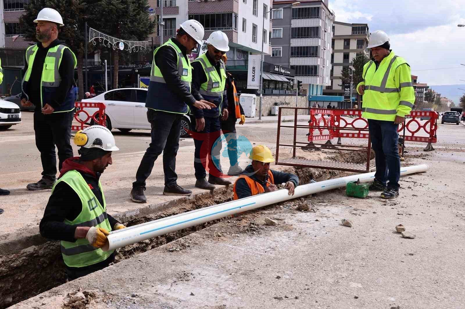 Merzifon’un içme suyu projesinde boru döşeme çalışması sürüyor