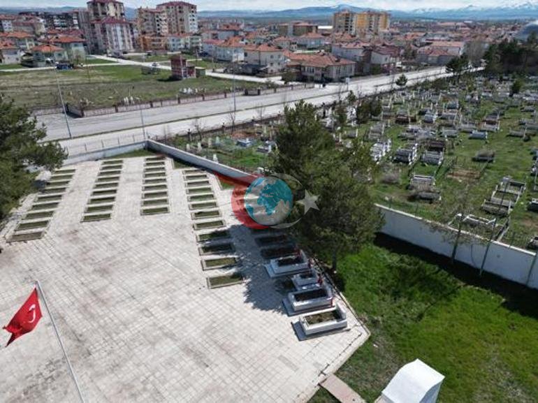 Sivas’taki mezarlıkta gizemli kıble farkı Şehitlik ile sivil mezarlar farklı yönde