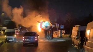 İstanbulda park halindeki midibüs alev alev yandı