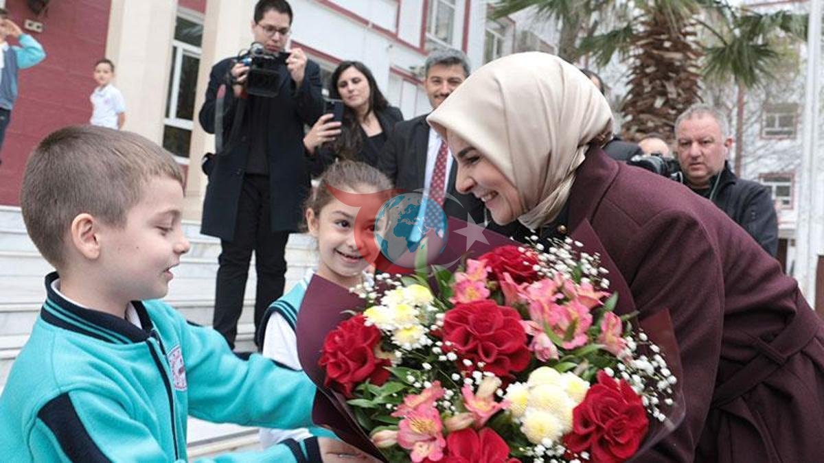 Bakan Göktaş, Bakü'de Türk Anadolu Lisesi'nde Öğrencilerle Buluştu