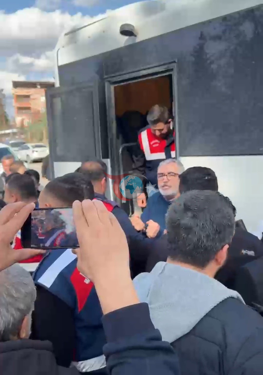 Siirt&rsquo;te annesinin cenaze törenine katılan Fadıl Akgündüz ile ekipler arasında tartışma