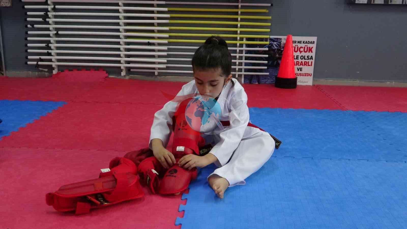 5 yaşında başladığı karate sporunda 7 yaşında Türkiye şampiyonu oldu