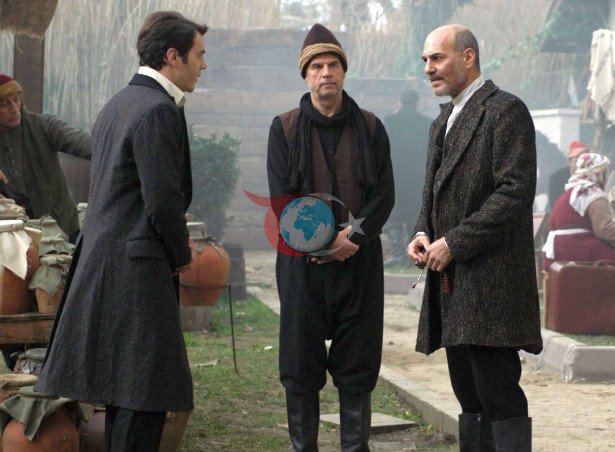 İsmail Ege Şaşmaz kardeşi ve babasıyla aynı sahnede