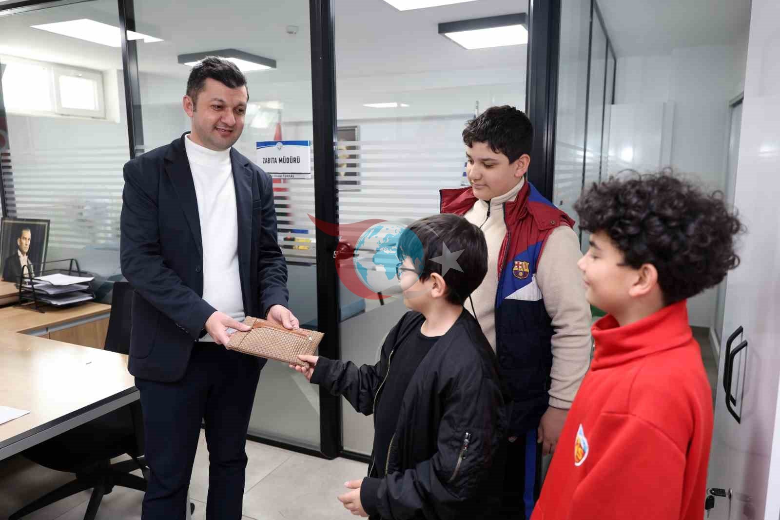 Çocuklardan örnek davranış: Buldukları cüzdanı sahibine ulaştırdılar
