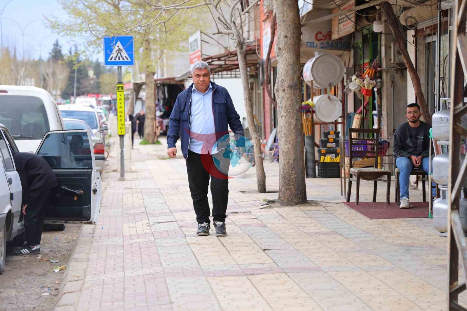 Kahramanmaraşlı adam 3 renkli gözleriyle görenlerin ilgisini çekiyor