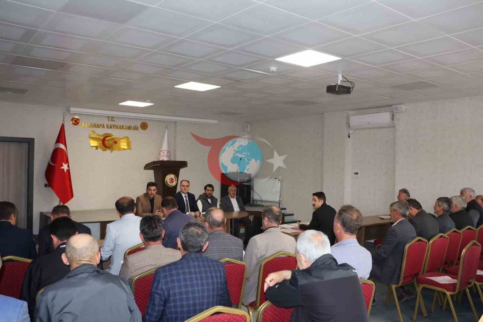 Aslanapa Kaymakamı İsmail Tosun, köy muhtarlarıyla bir araya geldi